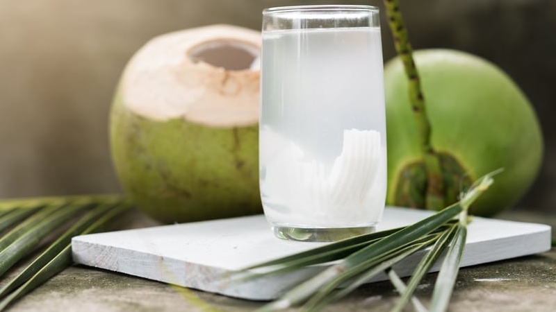 Mẹ bầu bị dư ối có nên uống nước dừa không? 4