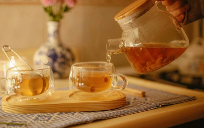 Trà gừng với tính ấm giúp hỗ trợ giảm tiêu chảy và khó chịu đường tiêu hóa