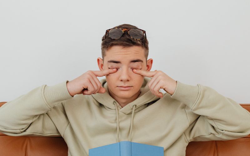 Những người có thói quen dụi mắt sẽ có nguy cơ cao bị lẹo mắt hơn