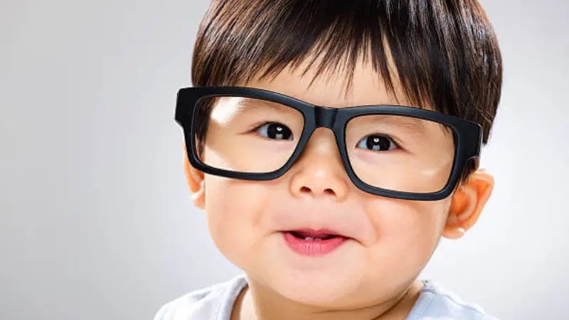Nên làm gì khi phát hiện trẻ bị tật khúc xạ bẩm sinh 2