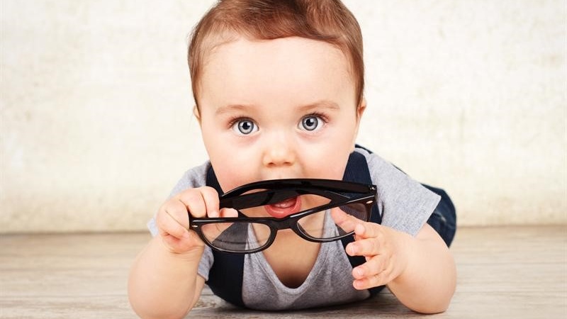 Nên làm gì khi phát hiện trẻ bị tật khúc xạ bẩm sinh 3
