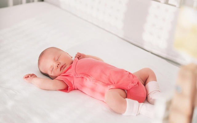 nen-mac-do-cho-tre-so-sinh-khi-di-ngu-nhu-the-nao 2.jpg