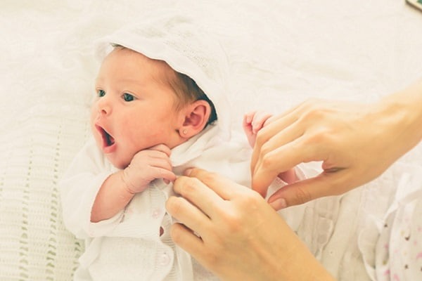 nen-mac-do-cho-tre-so-sinh-khi-di-ngu-nhu-the-nao 3.jpg