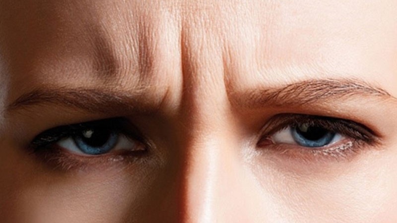 nep-nhan-giua-2-chan-may-la-gi-nguyen-nhan-do-dau 1