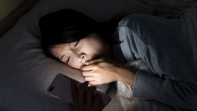 Ngủ dậy bị đau một bên mắt phải nên làm gì? 1