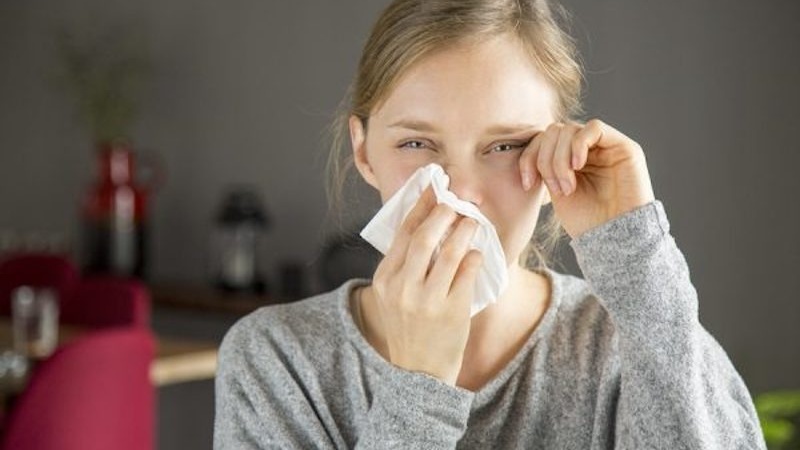 ngua-mat-trai-theo-gio-la-diem-bao-hay-do-benh-ly-ve-mat