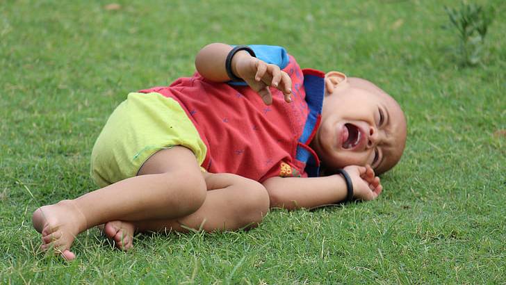 Dấu hiệu bàn chân bẹt ở trẻ khi đi bộ là trẻ có thể vấp ngã thường xuyên