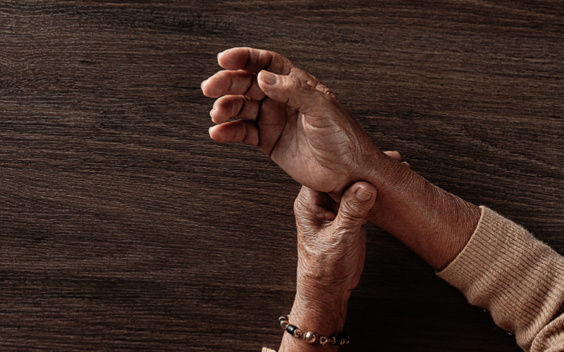 Run tay khi nghỉ là một trong những dấu hiệu Parkinson