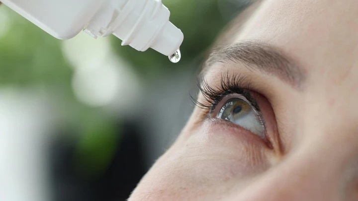 Nhỏ mắt bao nhiều lần 1 ngày​? Những sai lầm khi nhỏ mắt 2