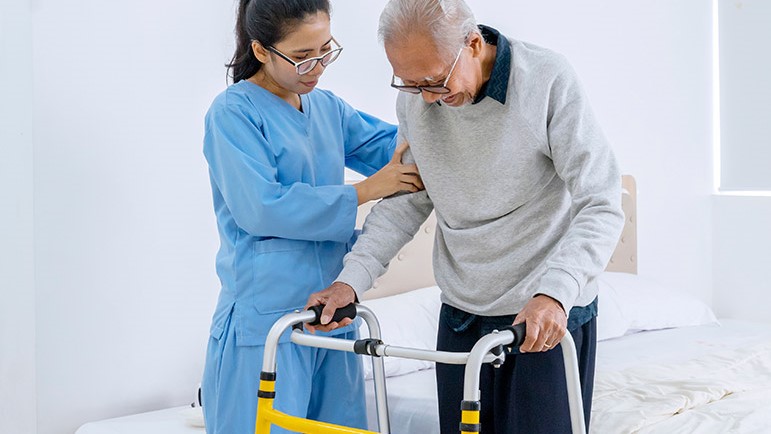 Những lưu ý khi điều trị đau thần kinh tọa ở người già 5