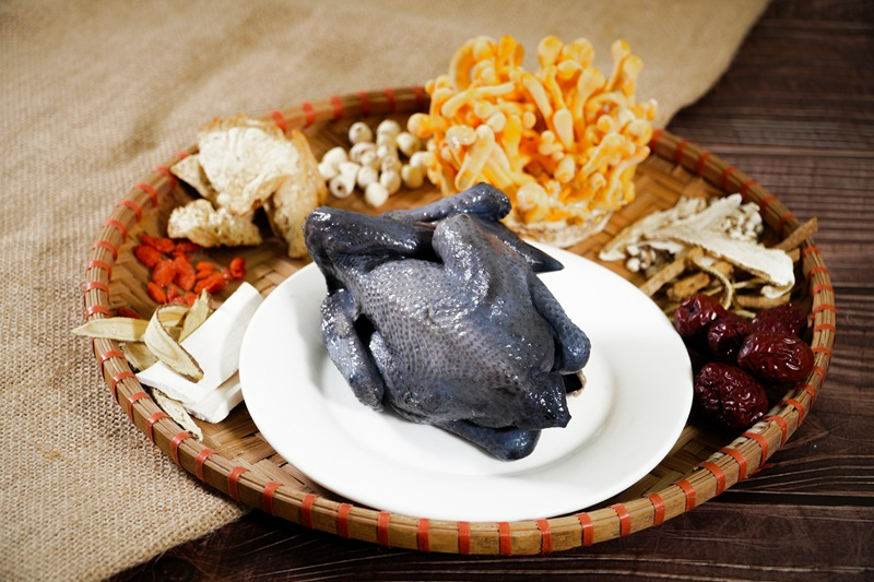 Những người không nên ăn gà ác là ai?1