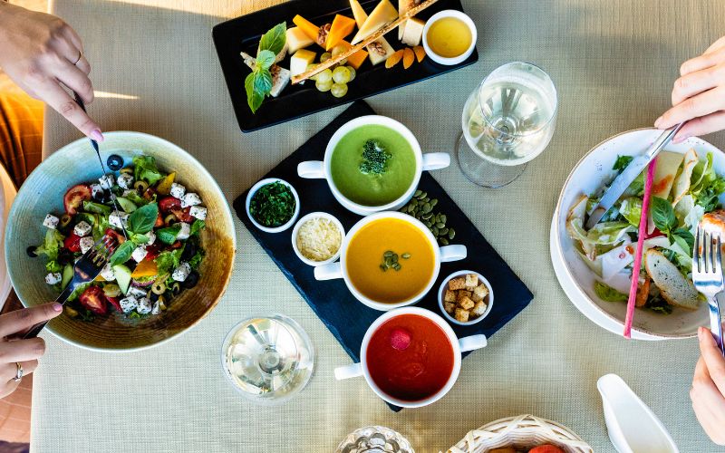 Tăng cường rau xanh trái cây cũng giúp mẹ bầu giảm các triệu chứng buồn nôn, rối loạn tiêu hóa