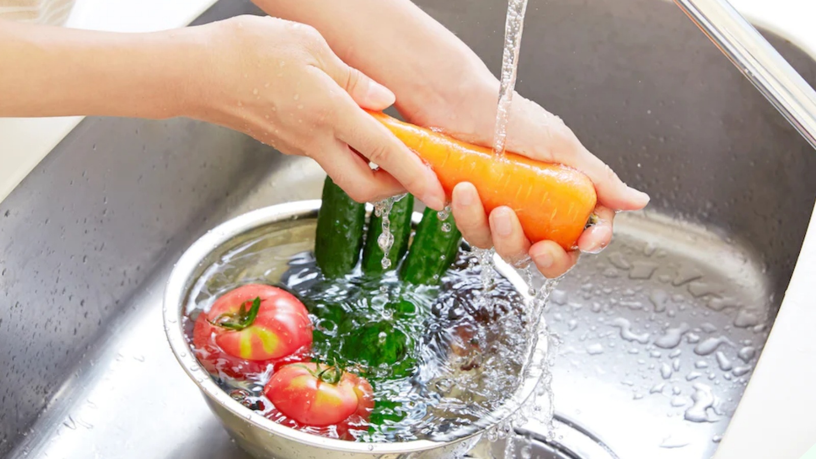 Nước rửa rau củ có thật sự tốt không? Cách rửa rau củ đúng - Nhà thuốc ...