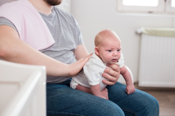Không vỗ ợ hơi cho bé có sao không? Các tư thế vỗ ợ hơi cho bé đúng nhất 3