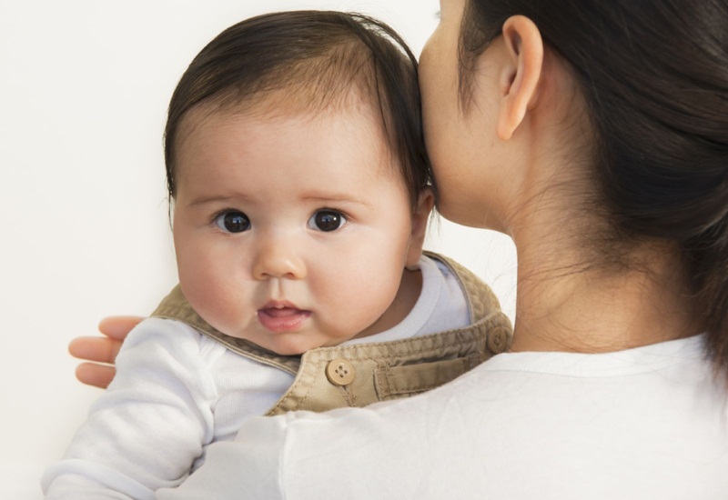 Không vỗ ợ hơi cho bé có sao không? Các tư thế vỗ ợ hơi cho bé đúng nhất 4