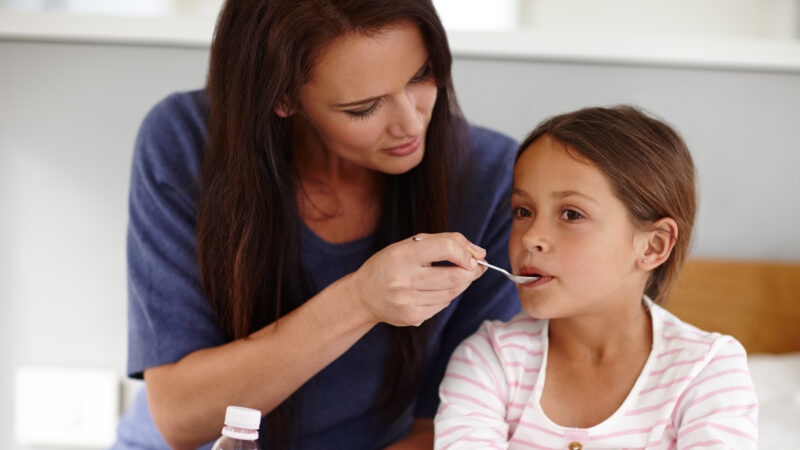 Ba mẹ có nên pha thuốc vào sữa cho trẻ nhỏ uống hay không? 3