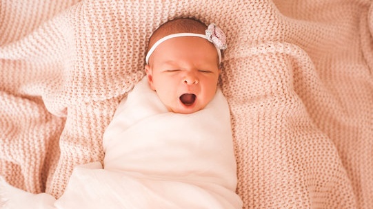 phan-xa-giat-minh-o-tre-so-sinh-co-dang-lo-ngai-hay-khong 5