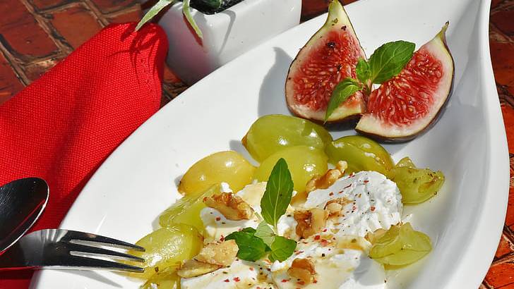 Burrata kết hợp rất tốt với các loại trái cây mùa hè