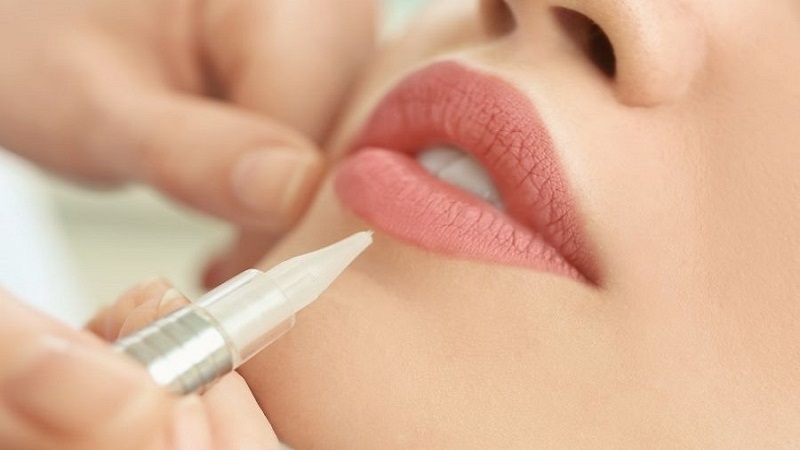 Phun môi xong bị dính nước có sao không? 2