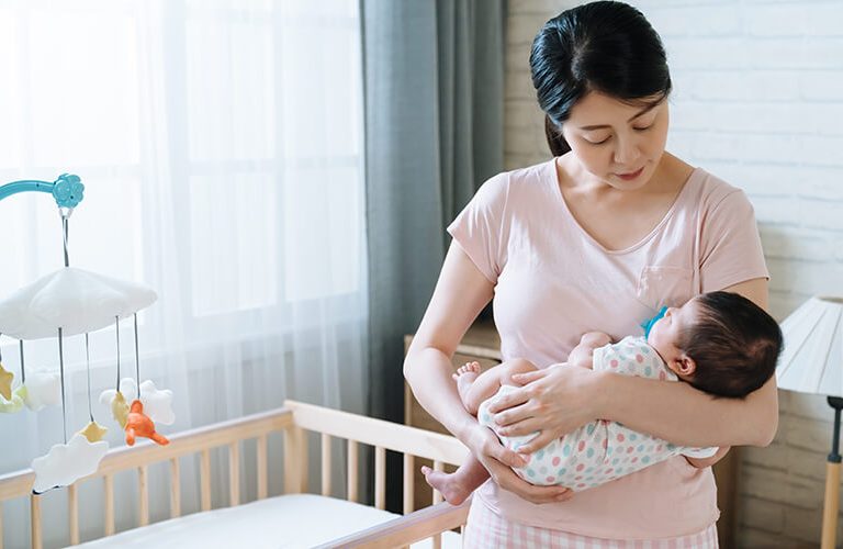 Phương pháp bế lên đặt xuống giúp trẻ ngủ ngon thực hiện như thế nào? 4