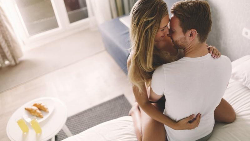 Quan hệ lần đầu có đau không​? Cả hai cần chuẩn bị gì để cuộc yêu thăng hoa? 4