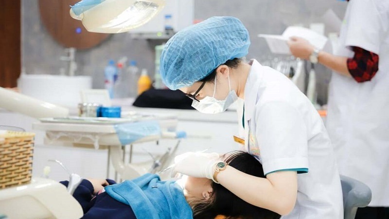 quy-trinh-thuc-hien-dieu-tri-tuy-rang-bang-may 3.jpg