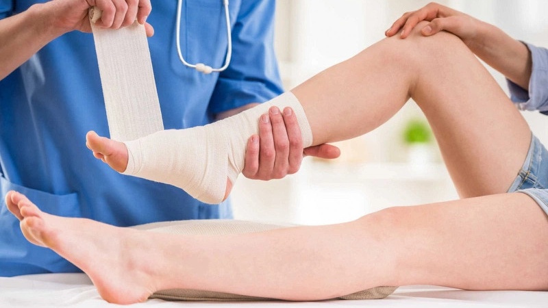 Rạn xương mắt cá chân bao lâu thì khỏi 03