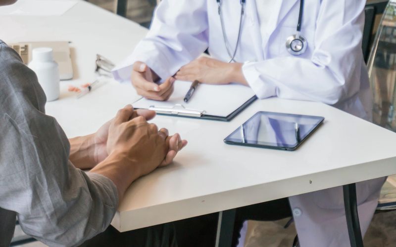 Khi nhận kết quả sàng lọc trước sinh bạn nên gặp bác sĩ chuyên khoa để được tư vấn chính xác