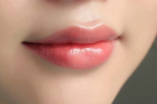 Sau khi phun môi xong có nên đeo khẩu trang không?3