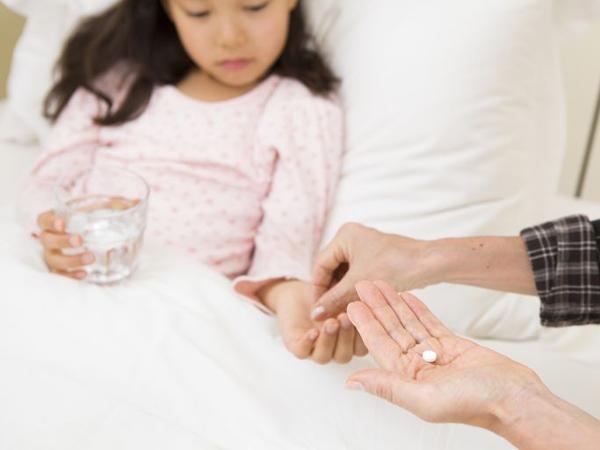 tre-bi-thuy-dau-co-sot-khong-cach-ha-sot-khi-tre-bi-thuy-dau 3.jpg