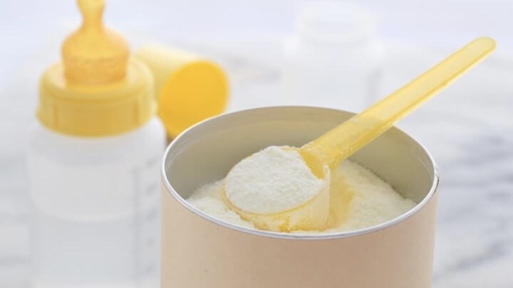 tre-khong-dung-nap-duong-lactose-trong-sua-me-dau-hieu-va-bien-phap-cai-thien 4