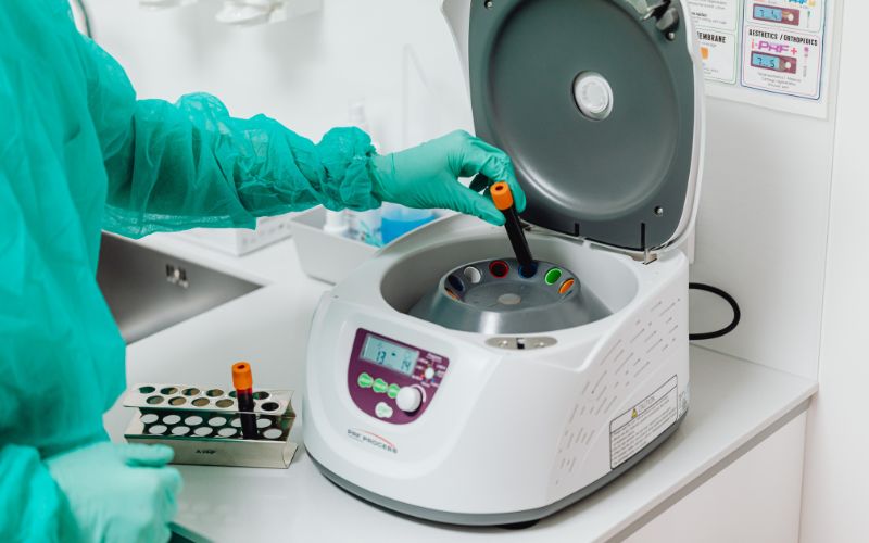 Nên lựa chọn các cơ sở xét nghiệm chuyên về di truyền học để có được kết quả chính xác nhất