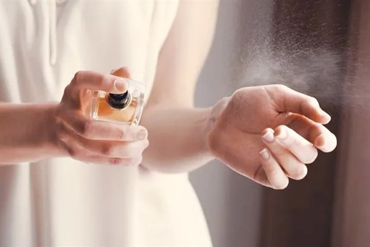 su-dung-body-mist-xit-len-quan-ao-duoc-khong 1.jpg
