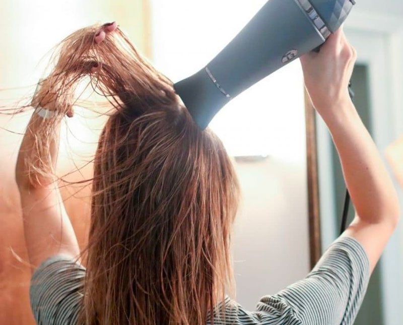 Tại sao tóc đang thẳng lại xoăn? Cách khắc phục là gì? 5