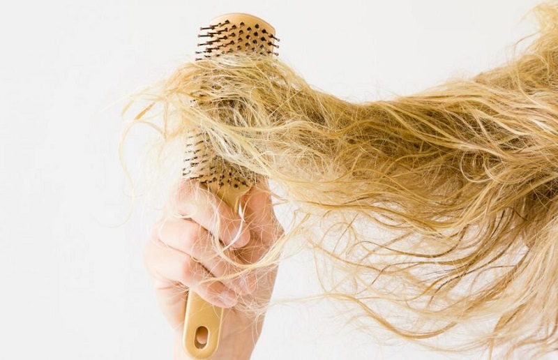 Tại sao tóc đang thẳng lại xoăn? Cách khắc phục là gì? 2