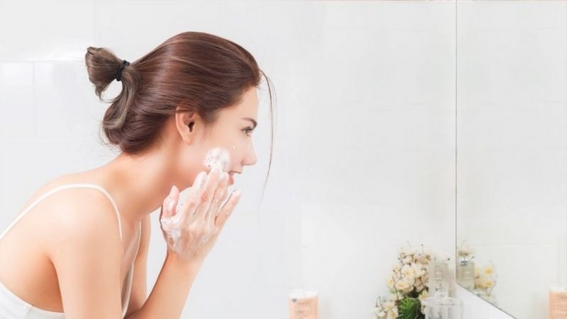 thoa-kem-lot-truoc-hay-kem-chong-nang-truoc 3.jpg