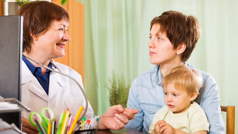 Khi đặt lịch tiêm vắc xin cho trẻ, phụ huynh cần kiểm tra đúng độ tuổi, mũi tiêm và lựa chọn cơ sở uy tín để đảm bảo an toàn