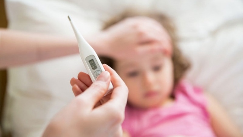 Trẻ có thể cảm thấy mệt và sốt sau tiêm vắc xin 6 trong 1