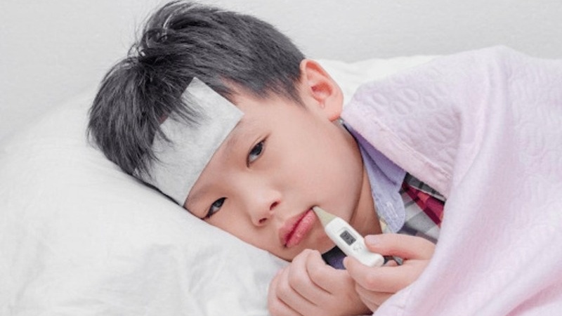 Sau tiêm vắc xin 6 trong 1, trẻ có thể bị sốt và mệt