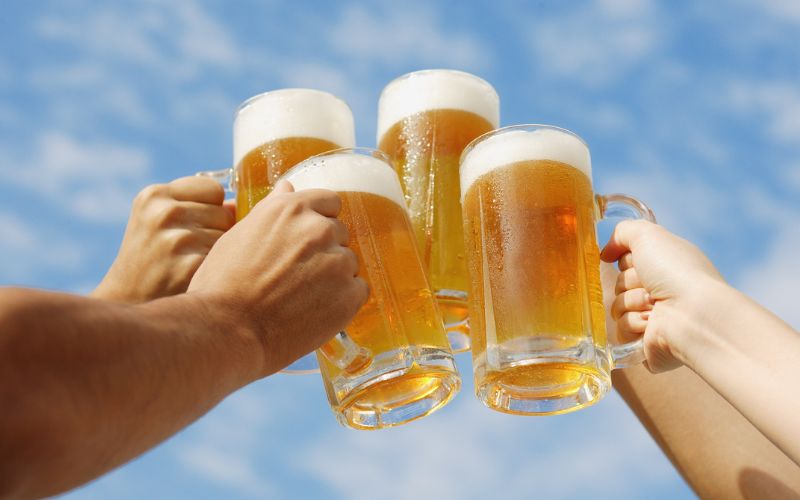 Lạm dụng rượu bia quá mức cũng là nguyên nhân gây hoại tử chỏm xương đùi không do chấn thương