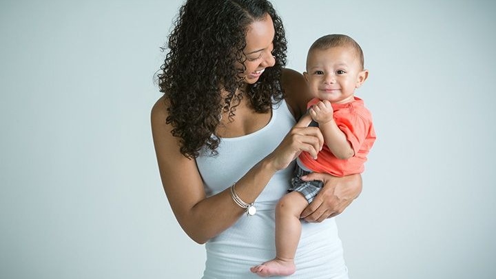 Trẻ 4 tháng tuổi đã bế ngồi được chưa? Mách mẹ cách bế trẻ 4 tháng tuổi an toàn 2