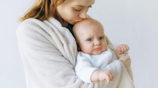 Trẻ 4 tháng tuổi đã bế ngồi được chưa? Mách mẹ cách bế trẻ 4 tháng tuổi an toàn 4