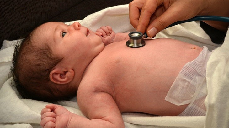 Trẻ 5 tháng bị ngã từ giường xuống đất có sao không? 4