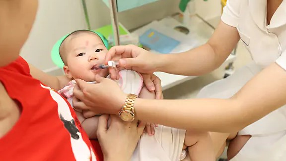 Trẻ bị nôn sau uống Rotarix có sao không? Cách xử lý sau nôn 2