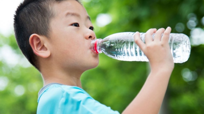 Trẻ em uống nước nhiều có sao không 3