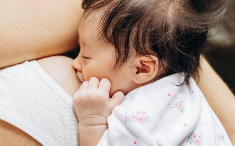 Trẻ không bú mẹ hay ốm vặt là quan điểm không hoàn toàn đúng