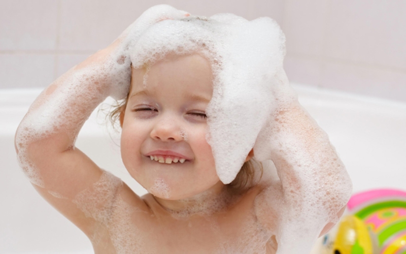 Trẻ mấy tuổi dùng được dầu gội người lớn? Cách lựa chọn dầu gội phù hợp cho bé? 4