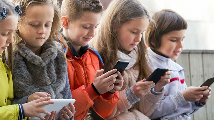 tre-nghien-dien-thoai-nguy-hiem-nhu-the-nao 1.jpg