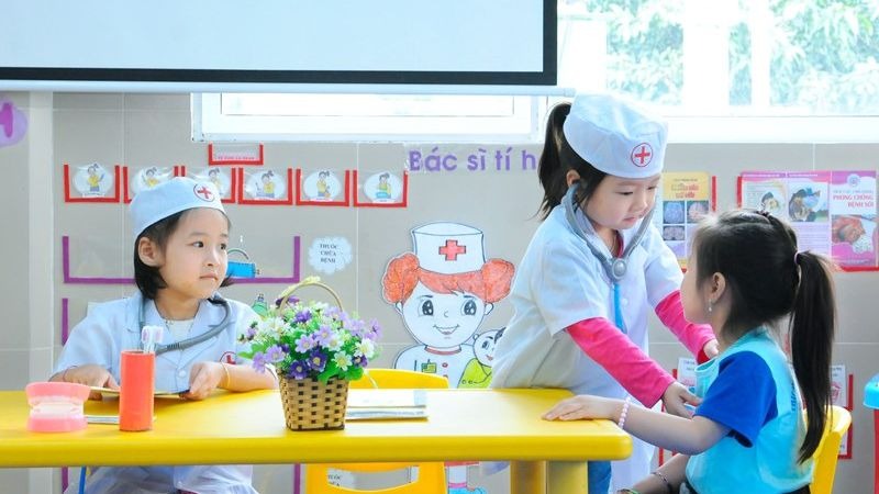 Trò chơi giả bộ (chơi mô phỏng) kích thích tính sáng tạo và trí tưởng tượng của trẻ ở từng giai đoạn 3