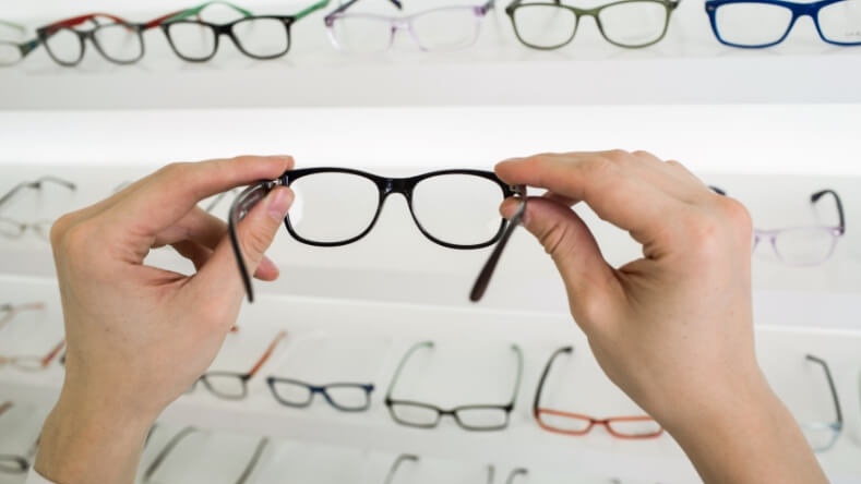 Tròng kính váng dầu là gì và phù hợp với những ai? 2